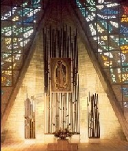 Retablo y candelabros en hierro y diseño del presbiterio, Templo Ntra. Sra. de Guadalupe, Madrid (España)